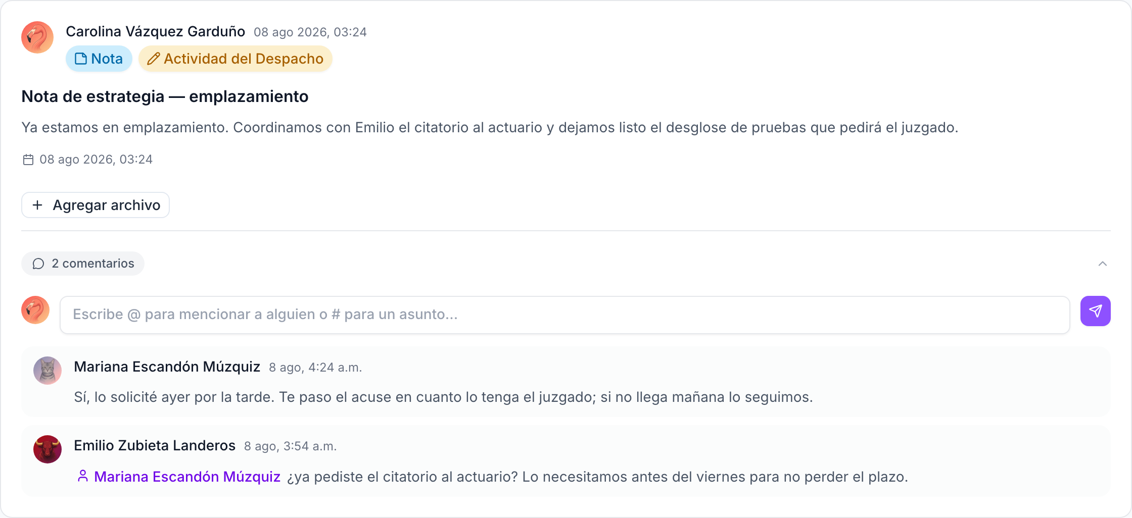 El lector ve que cada movimiento del asunto trae su propio espacio de comentarios, donde el equipo deja instrucciones sin salirse del expediente.