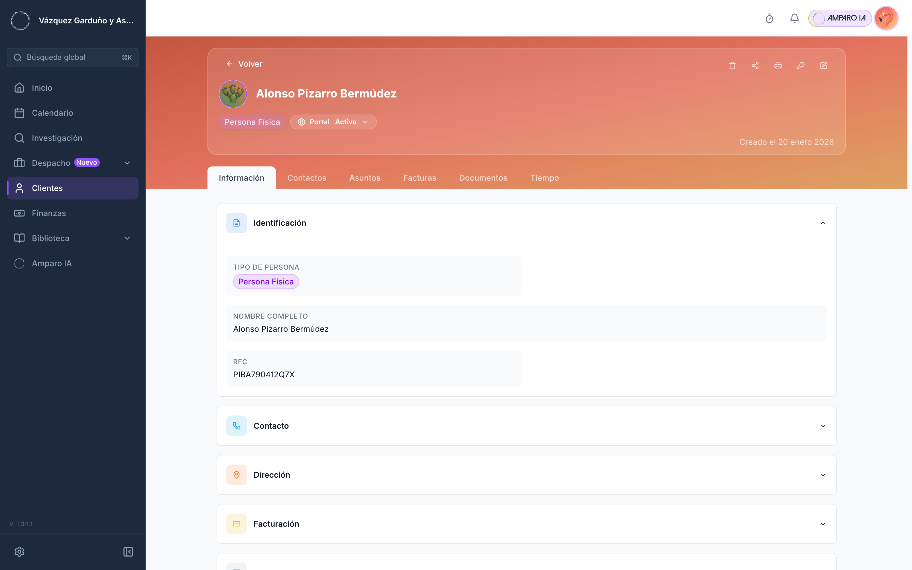 Detalle del cliente con sus datos de identidad y su estado de portal arriba, y debajo la fila de pestañas que lleva a sus contactos, asuntos, facturas y documentos.