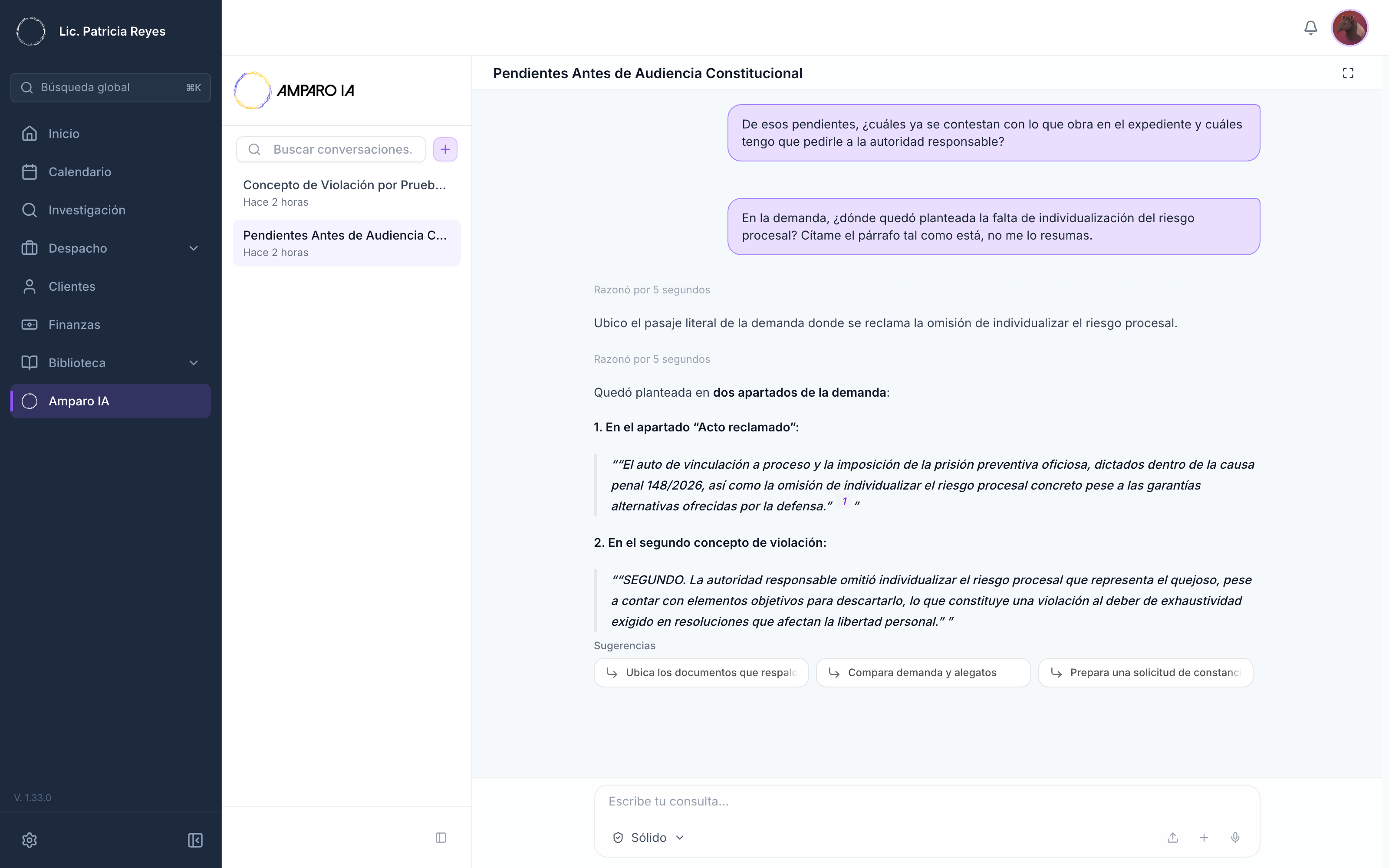 El lector entiende que la respuesta no es texto genérico: cita el documento o dato específico del expediente de donde salió.