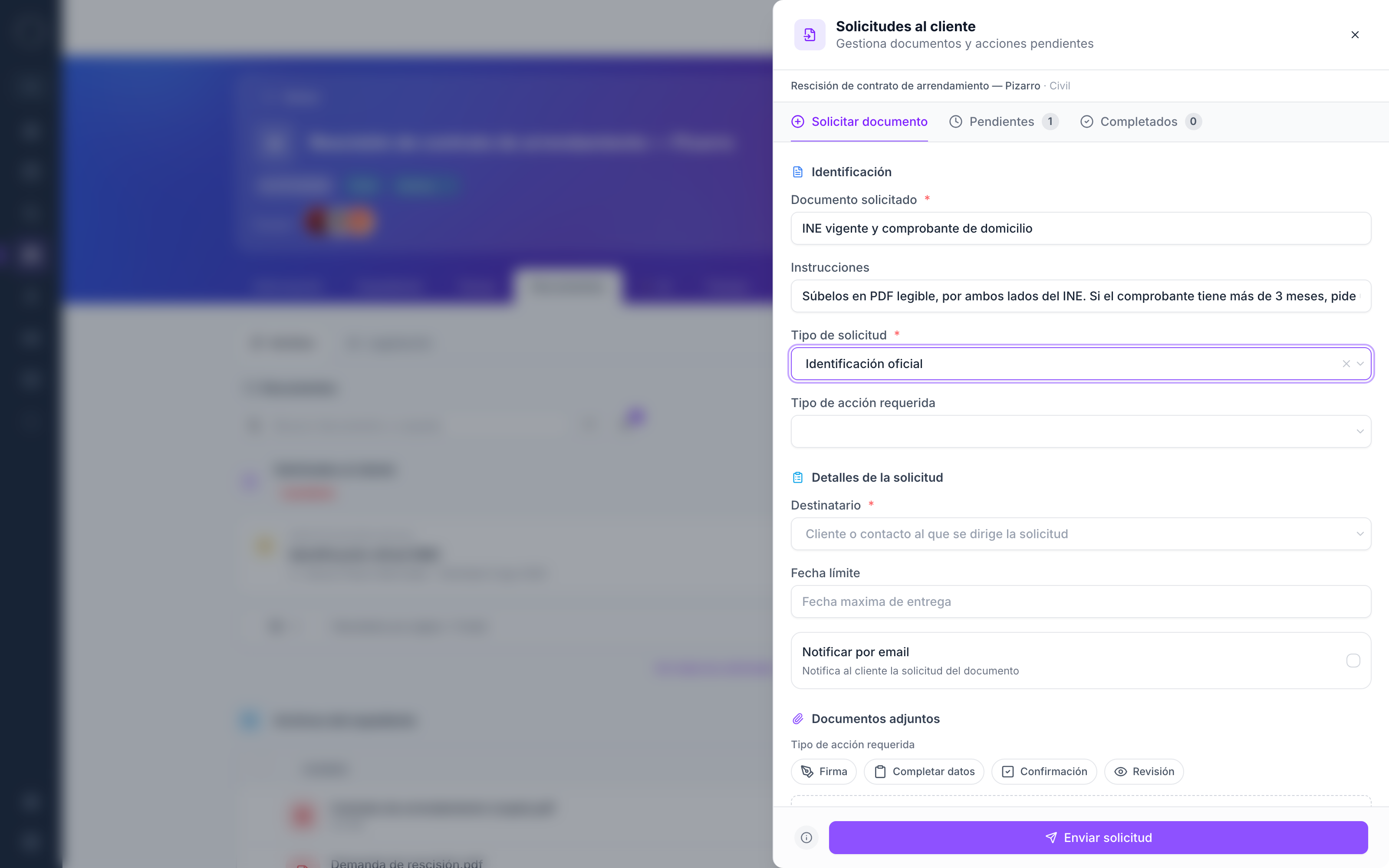El lector ve el panel Nueva solicitud al cliente con el formulario lleno sobre el expediente.