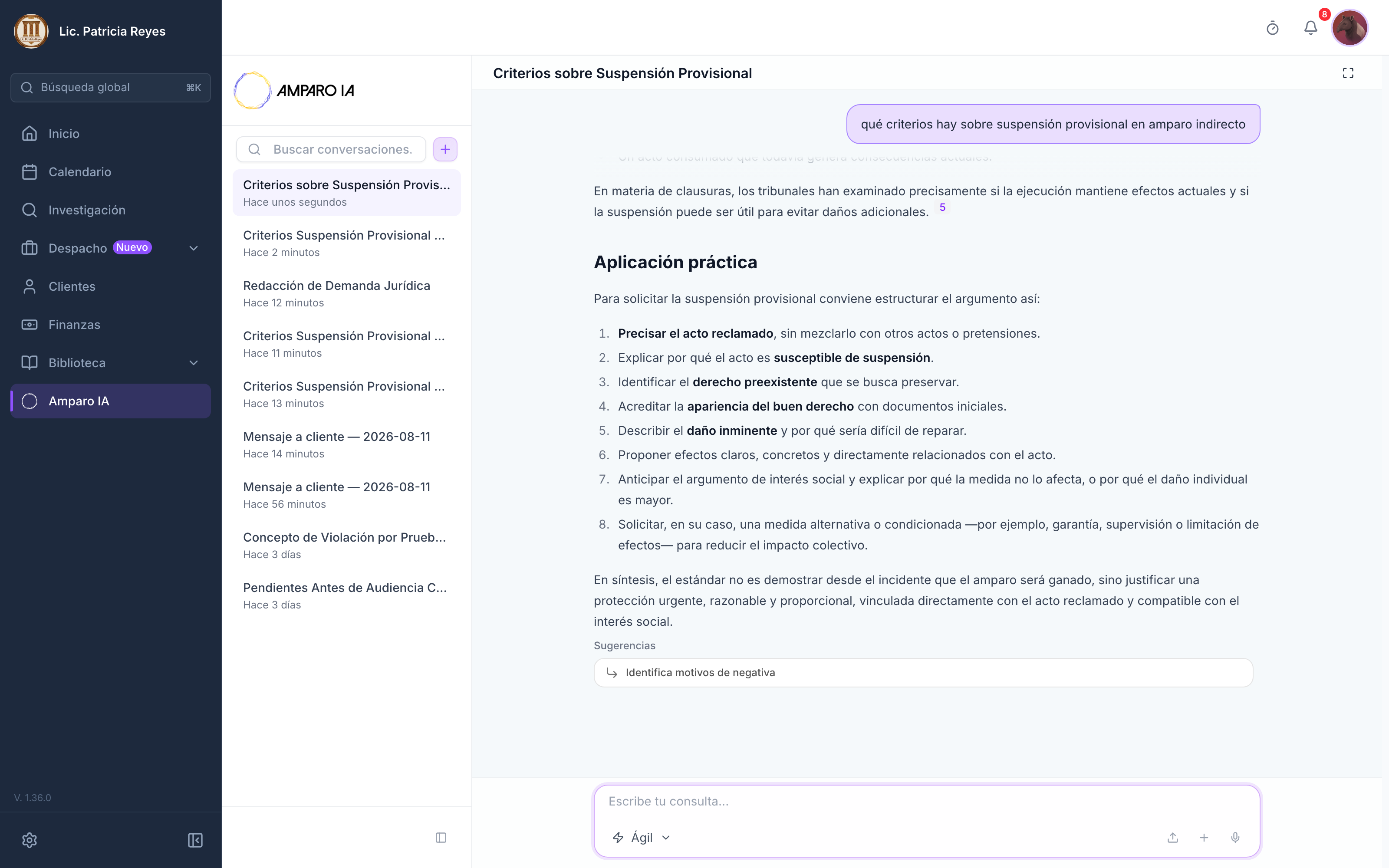 El lector ve que investigar jurisprudencia se hace conversando en lenguaje natural y recibe varios candidatos, no un formulario de filtros.