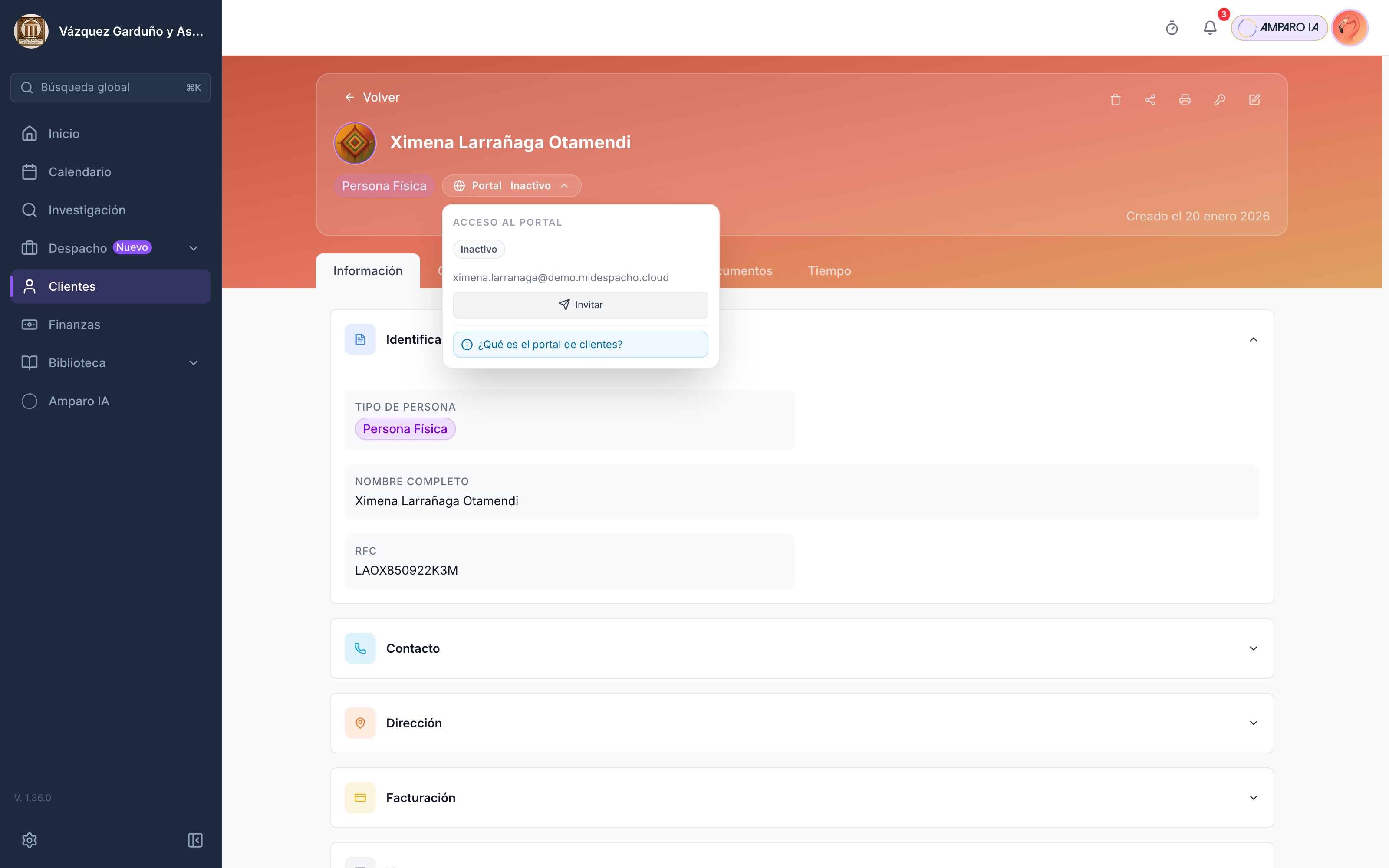 El lector ve dónde vive la invitación al portal una vez creado el cliente: en su ficha, con el correo a la vista y un solo botón para mandarla.