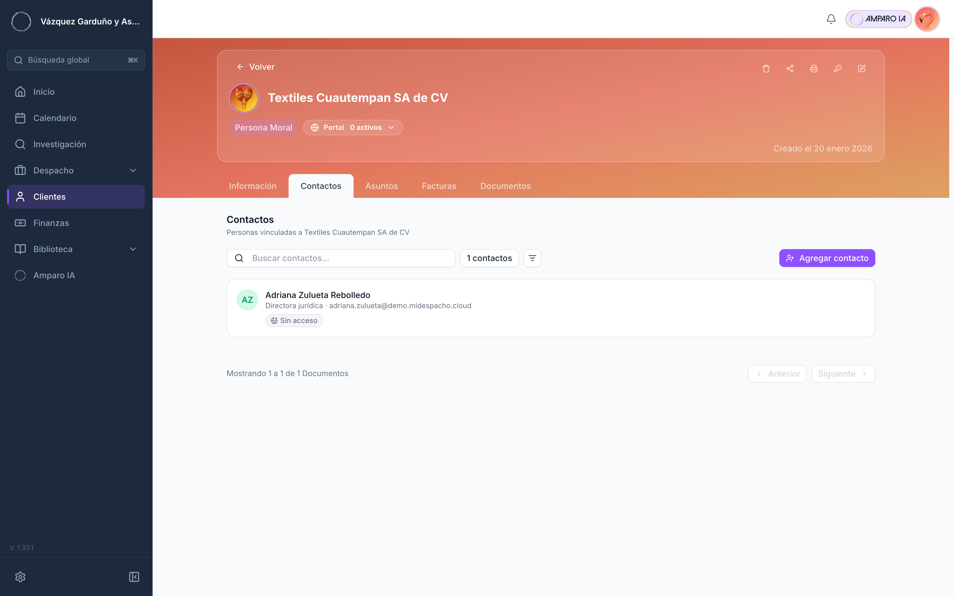 El lector entiende que en una empresa cada contacto se invita por separado y tiene su propio estado de acceso al portal.